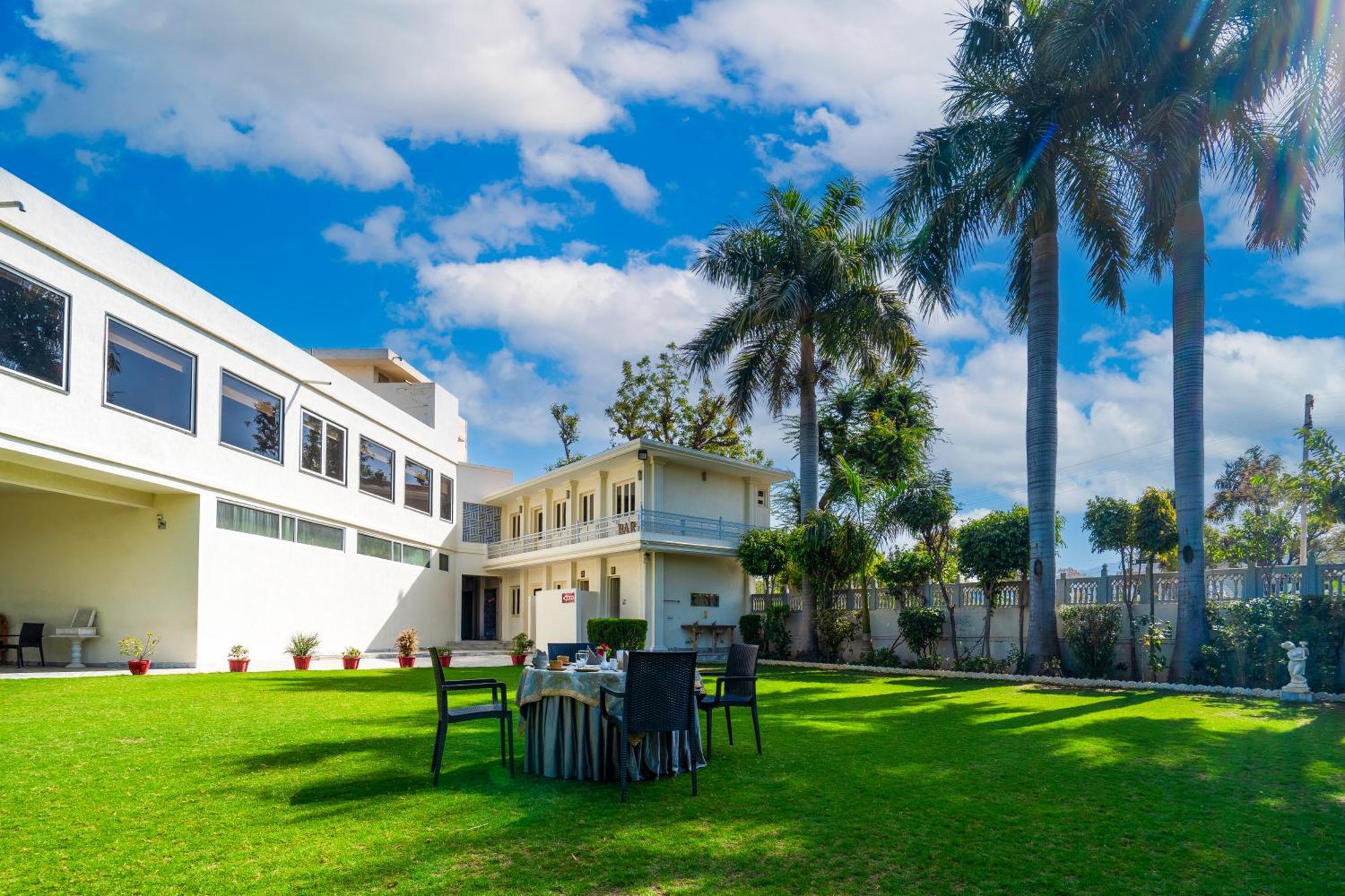 Hotel Chandrawati Palace Abu Road Exterior photo